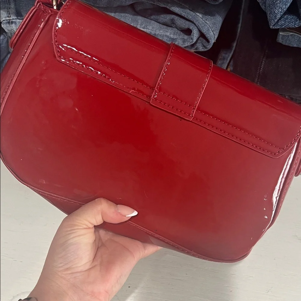 Elegant Red Patent Leather Shoulder Bag - Picture 3 of 3